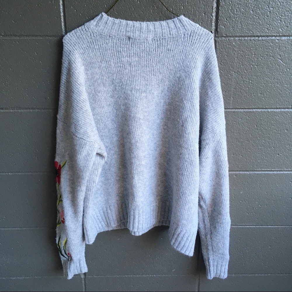 Romeo + Juliet Boxy Embroidered Sweater Size L - Picture 2 of 7
